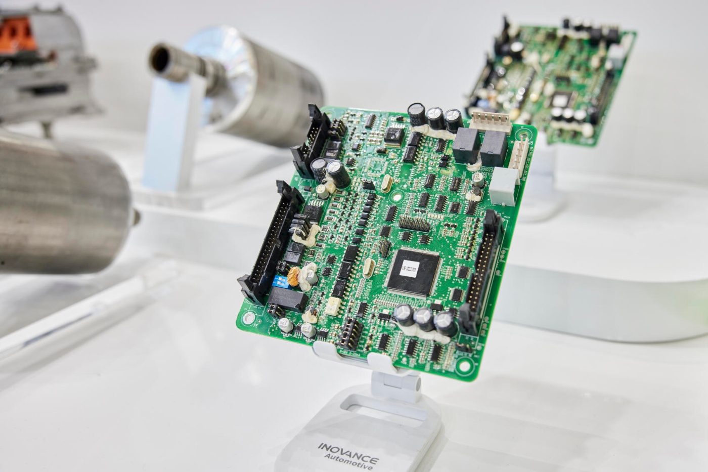 Nahaufnahme einer Elektronikplatine am Stand von Inovance Automotive.