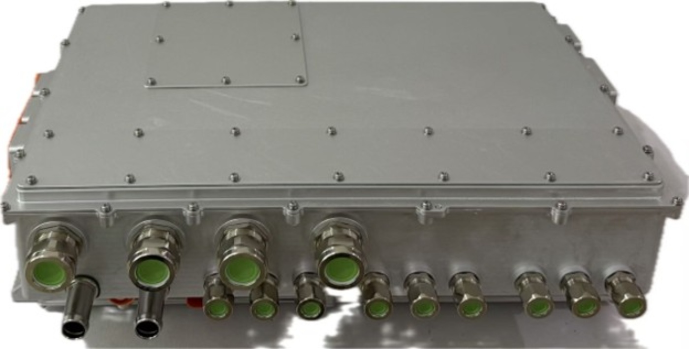 Rechteckige Steuereinheit mit mehreren runden elektrischen Anschlüssen an der Vorderseite.