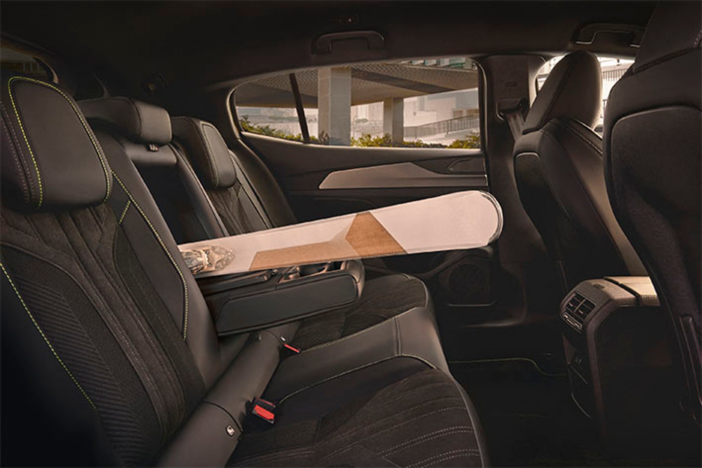 Innenansicht eines Autos mit Ski, die durch die Mittelarmlehne auf der Rückbank ragen.