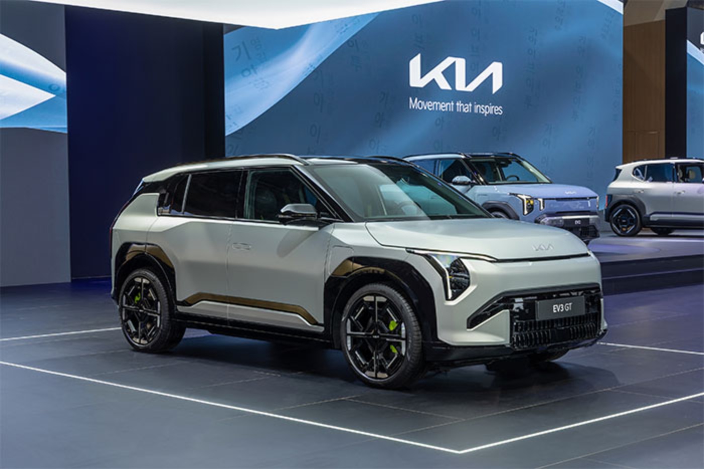 Kia EV3 GT auf einer Automesse, im Hintergrund weitere Kia-Modelle.