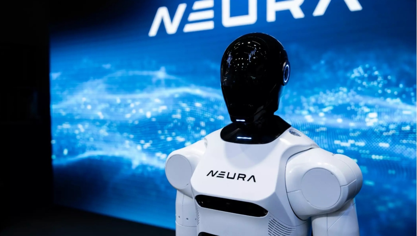 Humanoider Roboter mit schwarzem Kopf und weißem Körper vor NEURA-Logo und digitalem Hintergrund.