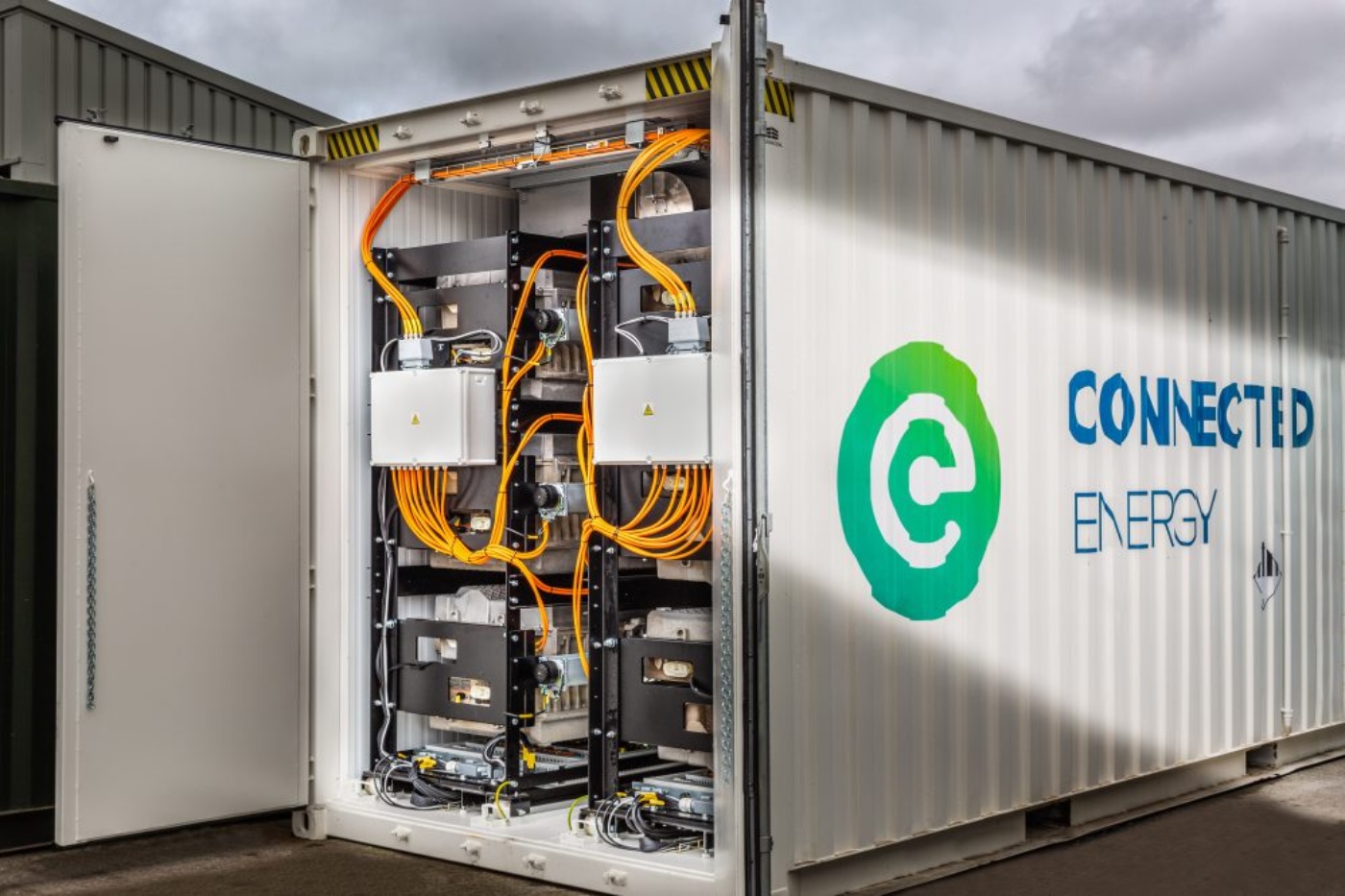 Geöffneter Container mit sichtbaren Stromkomponenten und Kabeln, beschriftet mit Connected Energy.