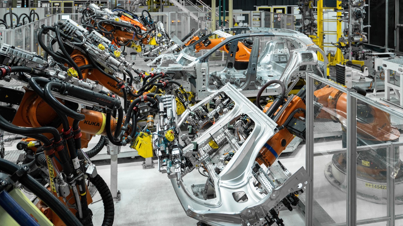 Roboterarme montieren Karosserien in einer automatisierten Fahrzeugfertigungslinie.