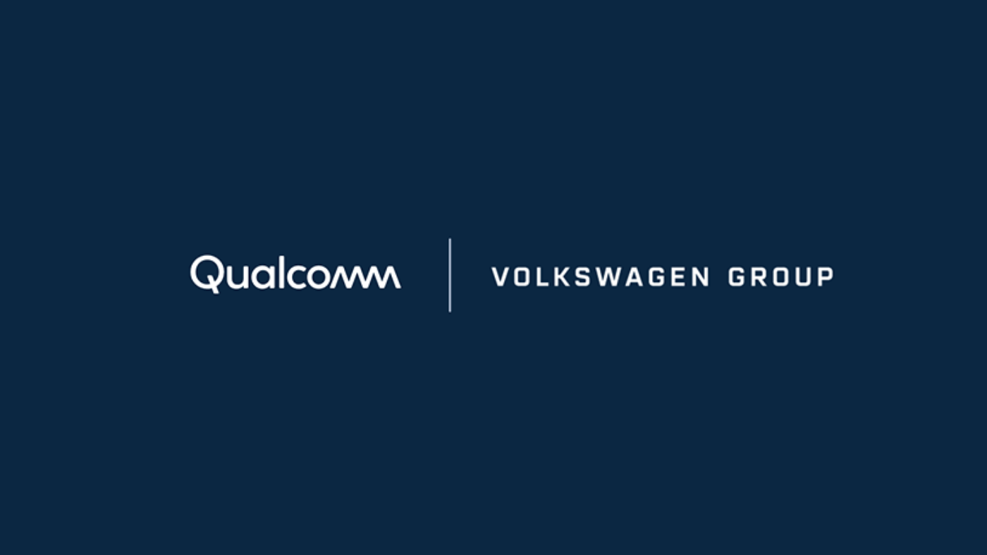 Logos von Qualcomm und Volkswagen Group nebeneinander auf dunkelblauem Hintergrund.