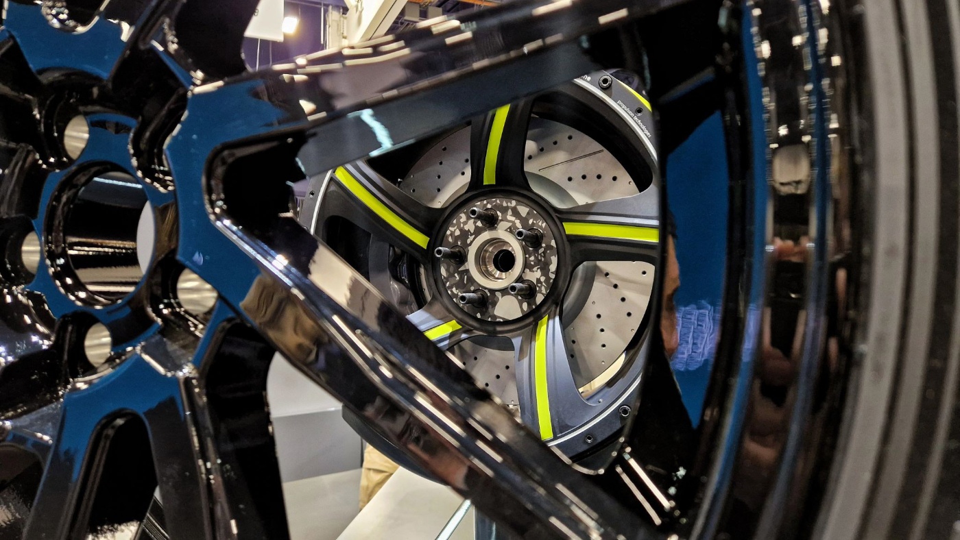 Nahaufnahme des neuen Radnabenmotors von Elaphe, installiert in der Vorderradaufhängung eines Fahrzeugs.