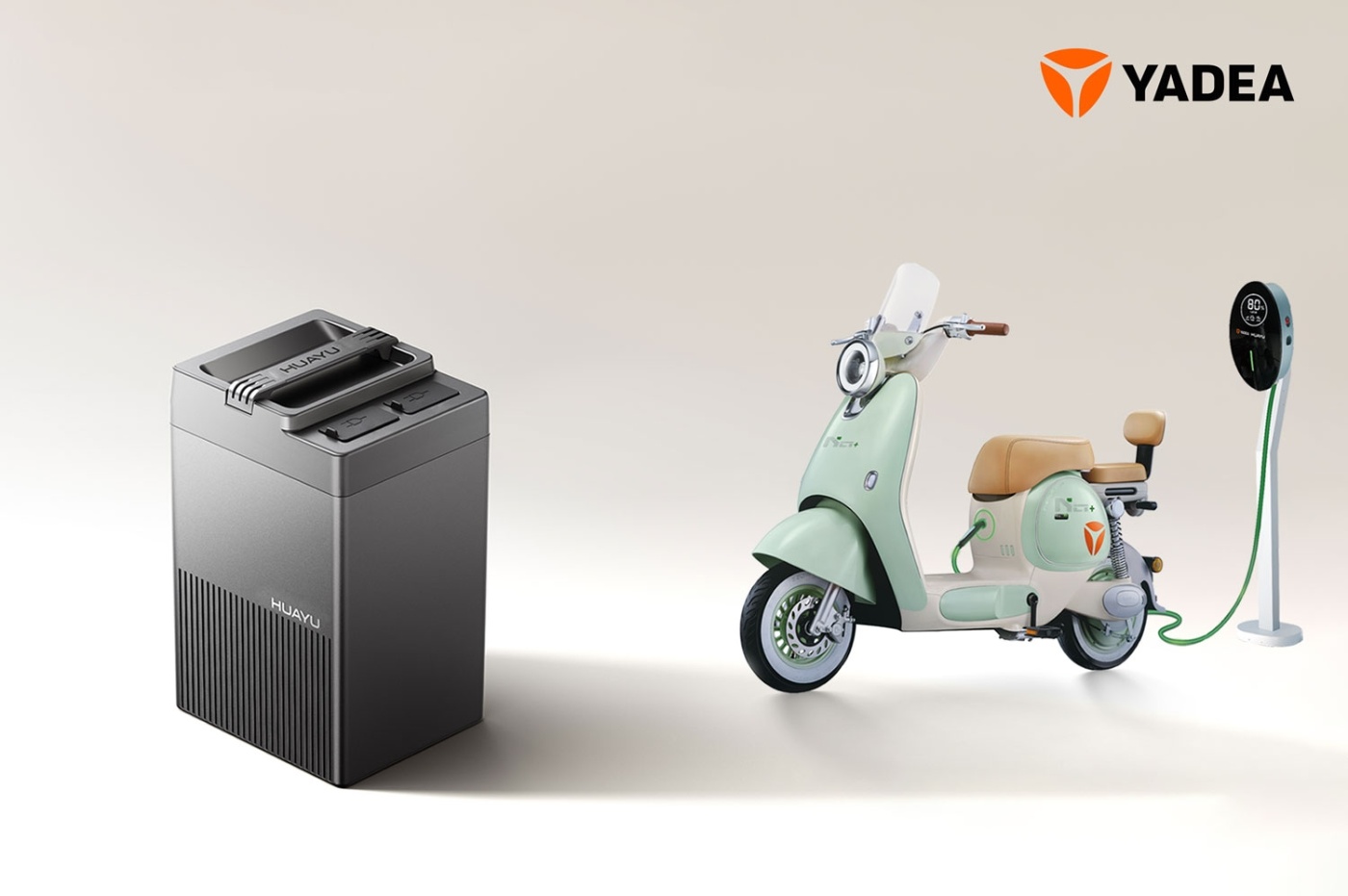 Der Yadea E-Roller mit Natrium-Ionen-Batterien wird in einer städtischen Umgebung gezeigt.