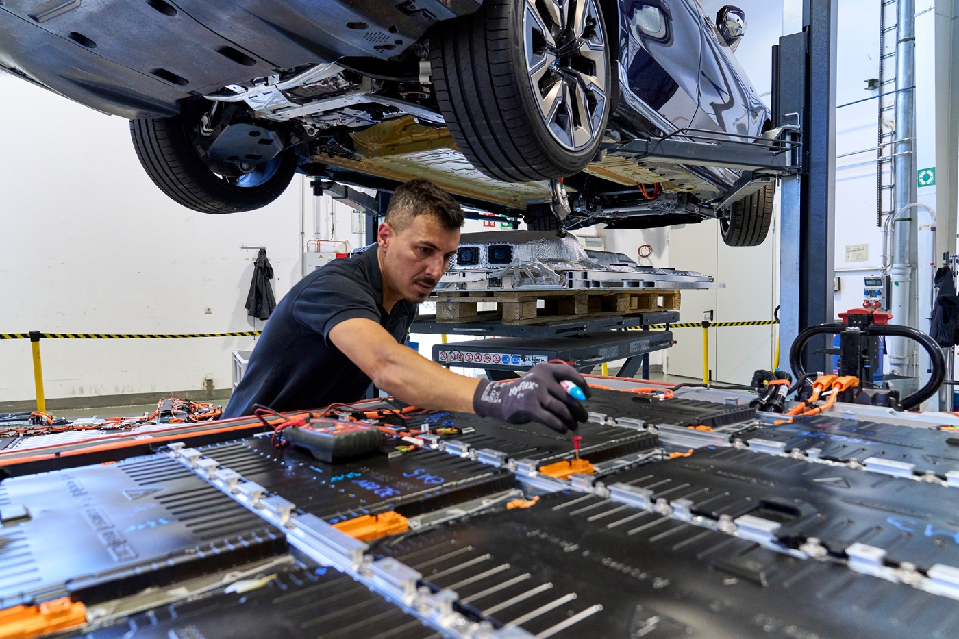 Ein BMW-Techniker in einer Batterierecycling-Anlage.