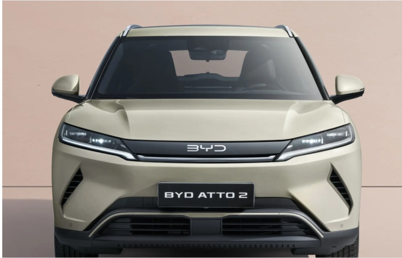 Das BYD Atto 2 SUV auf einer Automesse.