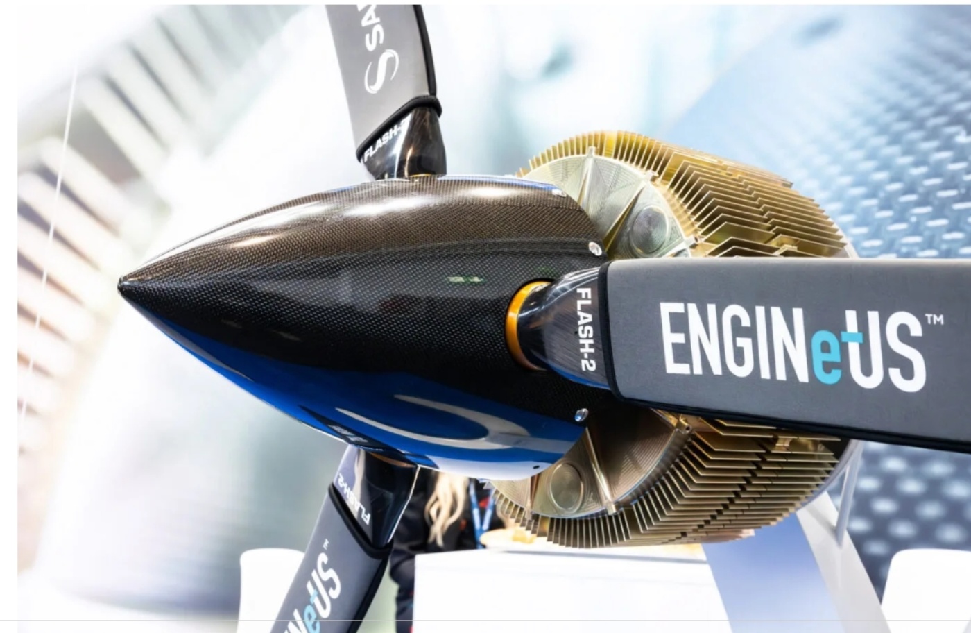 Nahaufnahme eines elektrischen Flugzeugpropellers vom Typ SAFRAN ENGINEeUS mit Carbonblättern und sichtbaren Kühlrippen.