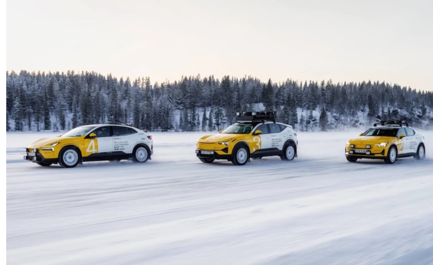 Drei gelb-weiße Elektro-SUVs von Polestar fahren auf einer verschneiten Teststrecke, umgeben von winterlichem Wald.