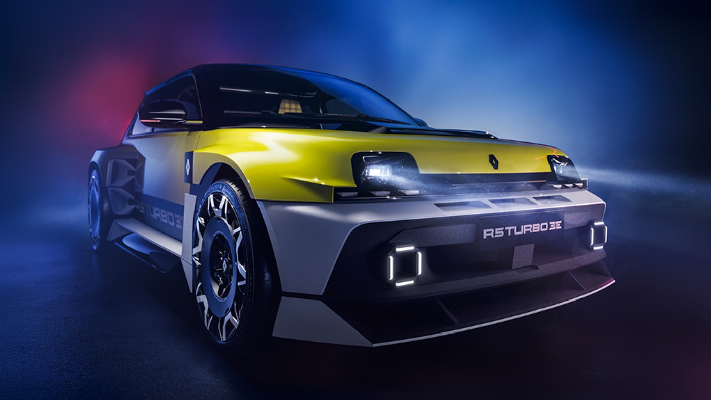Frontansicht eines futuristischen Renault-Konzeptautos in Gelb und Schwarz, inszeniert mit dramatischer Beleuchtung im Studio.