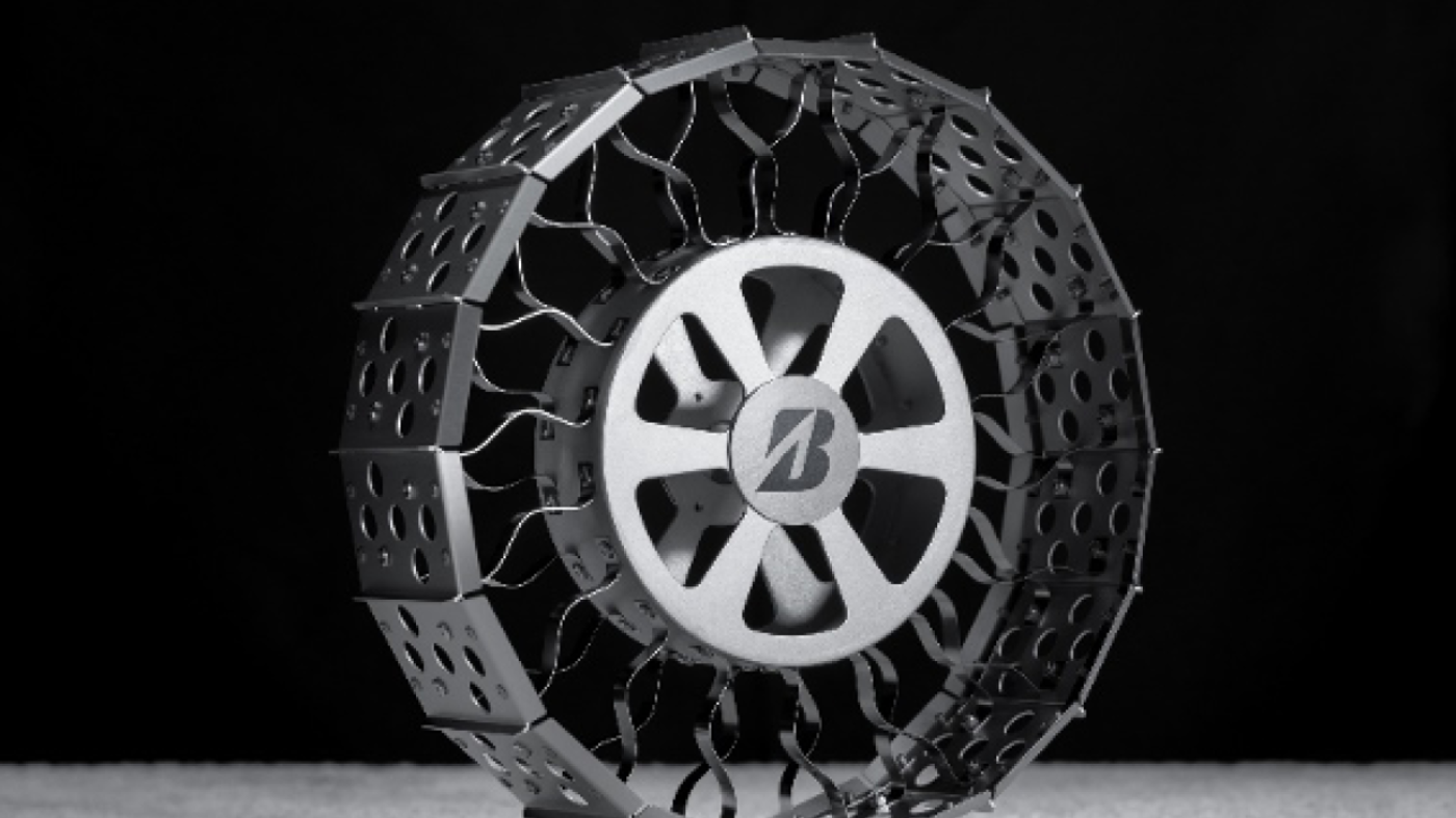 Nahaufnahme eines futuristischen luftlosen Reifenprototyps von Bridgestone mit offener, flexibler Struktur.