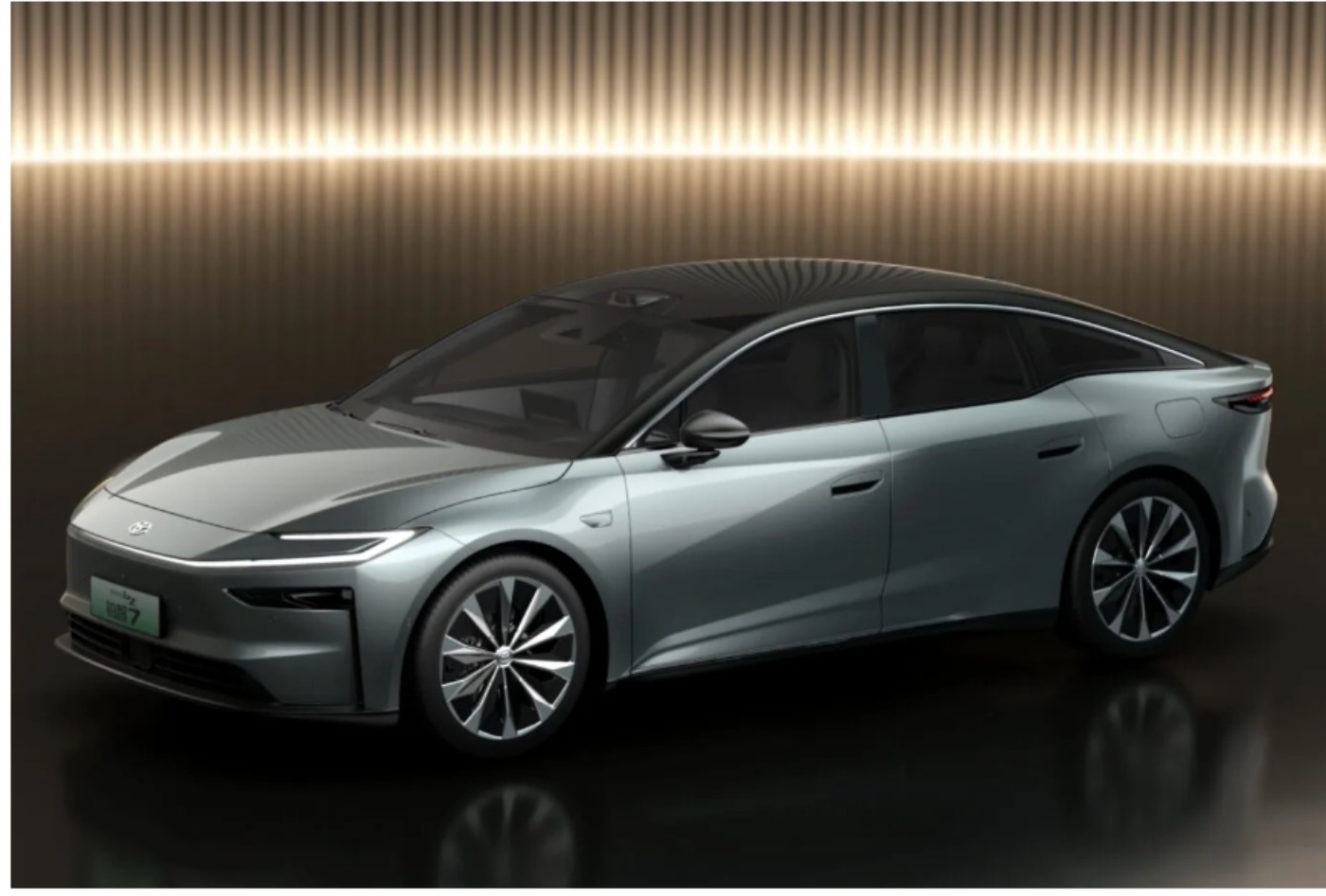 Eine silberne, elegante Elektro-Limousine steht in einem Studio mit glänzendem Boden und weich beleuchtetem Hintergrund aus vertikalen goldfarbenen Lichtstreifen.