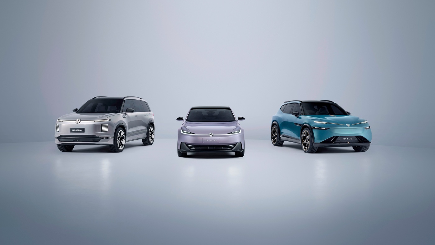 Drei elektrische Volkswagen-Studienfahrzeuge stehen in einem Studio: links ein silberner SUV, in der Mitte eine hellviolette Limousine und rechts ein blauer Crossover.