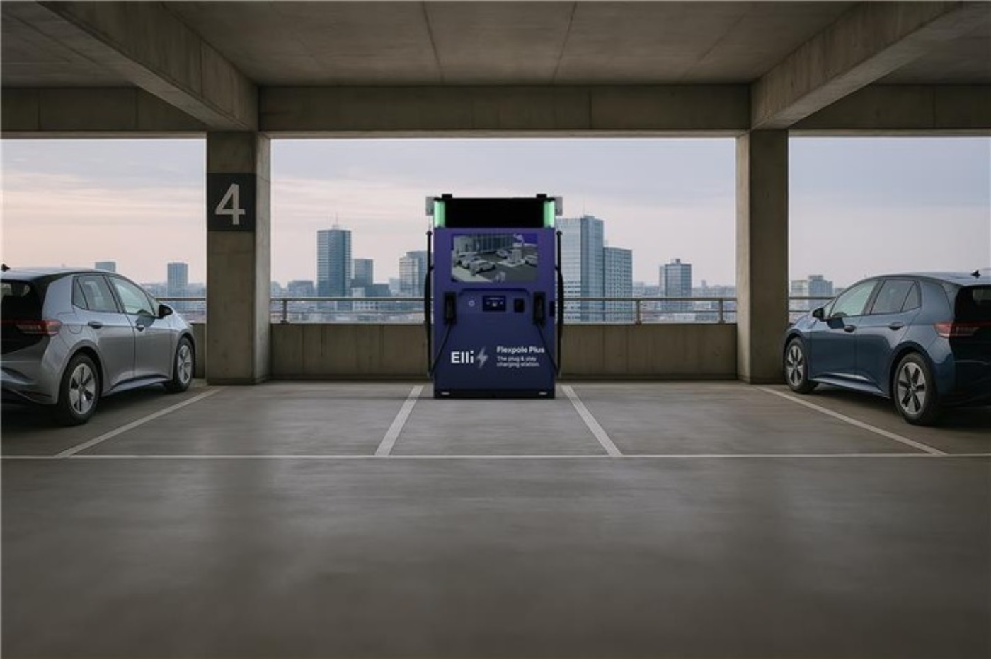 Eine Ladesäule für Elektroautos von Elli steht mittig in einem Parkdeck, zwischen zwei geparkten E-Autos, im Hintergrund ist eine Stadt-S