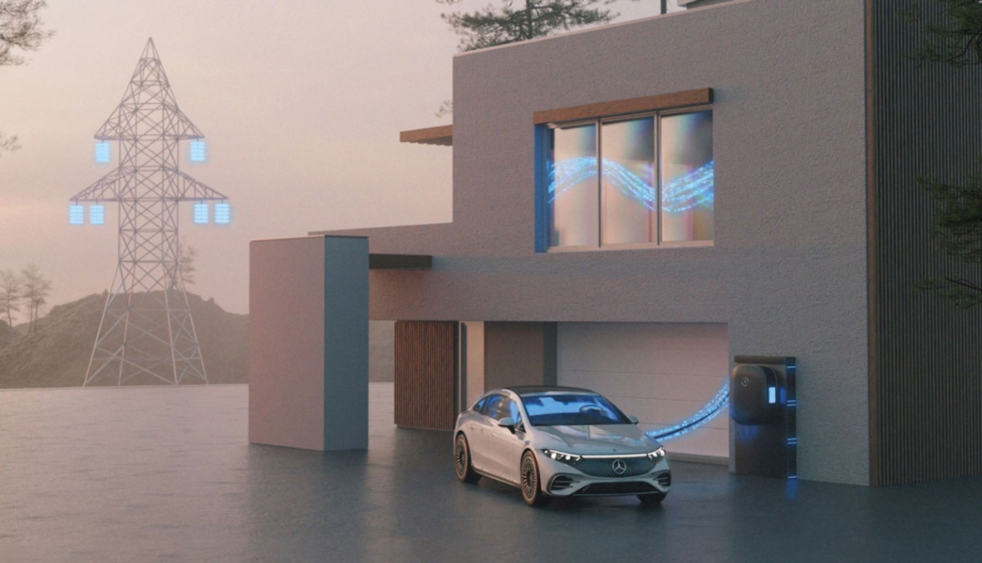 Ein silbernes Elektroauto von Mercedes-Benz steht vor einem modernen Haus mit Ladestation, während blaue digitale Energieströme das Haus mit einem nahegelegenen Strommast verbinden.