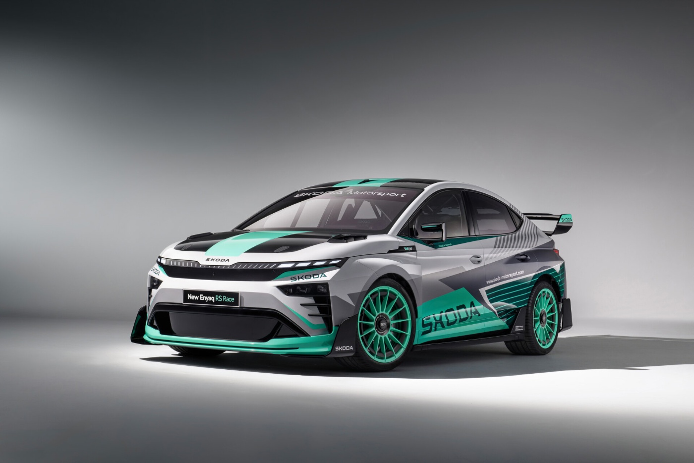 Skoda Enyaq RS Race Elektroauto mit sportlichem Design und Rennfolierung im Studio gezeigt.
