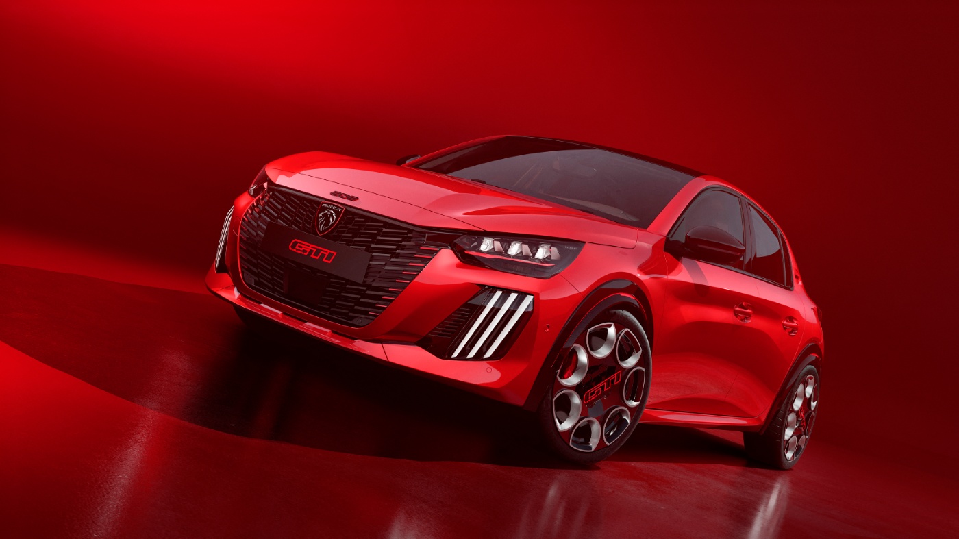 Rotes Peugeot-GTI-Konzeptfahrzeug mit sportlichem Design im Studio mit roter Beleuchtung gezeigt.