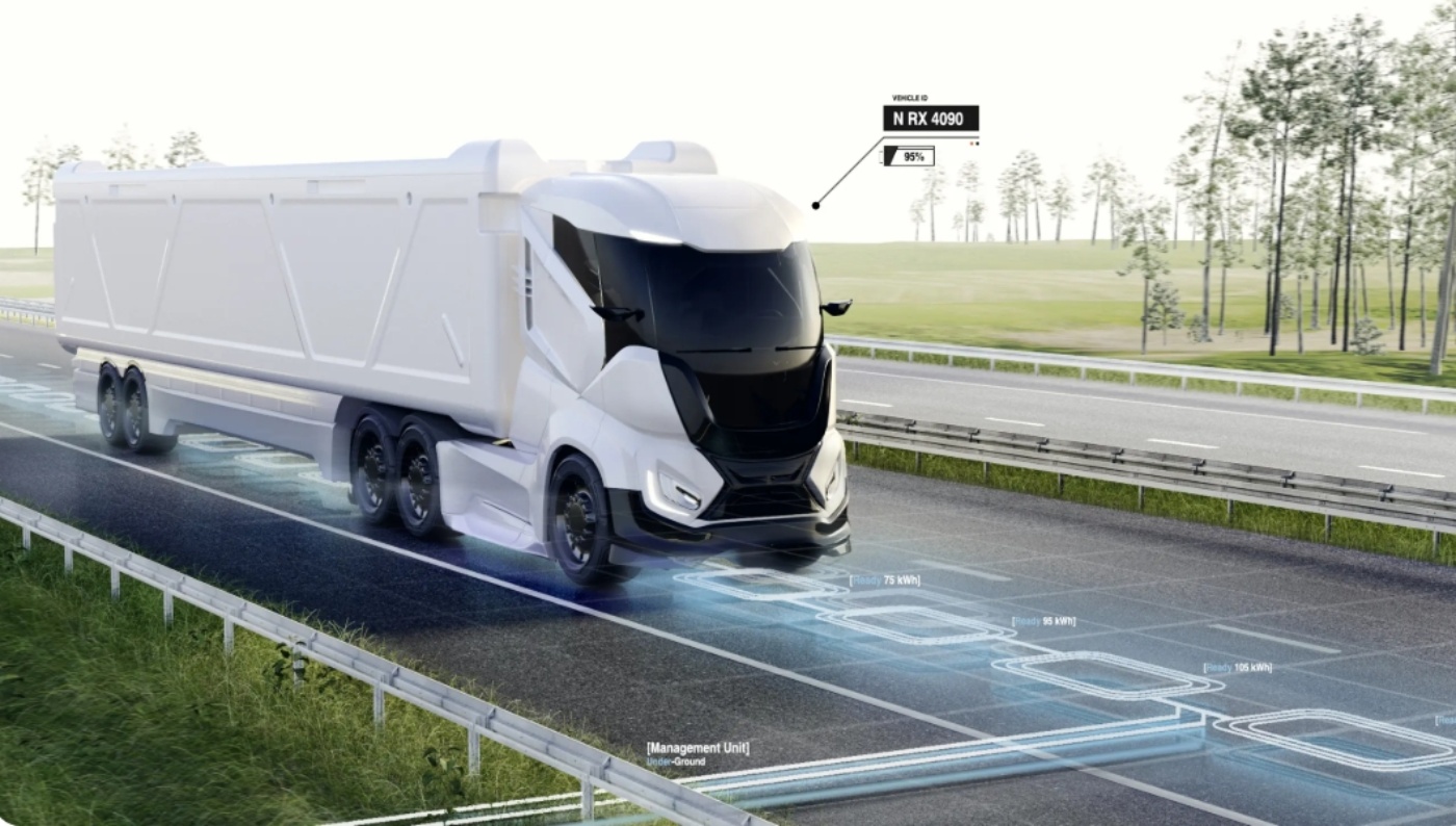 Futuristischer Lkw lädt kabellos auf der Autobahn über ein im Straßenbelag integriertes System.