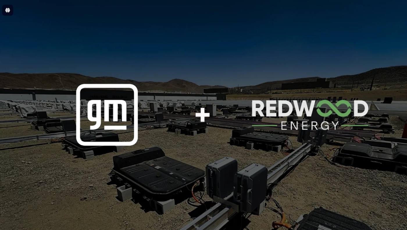Logos von GM und Redwood Energy über einer Batterie-Test- oder Recyclinganlage im Freien.