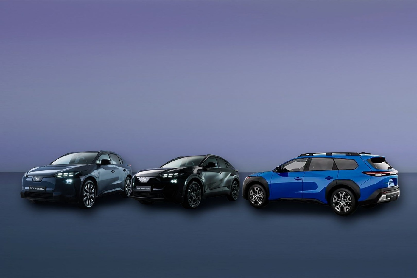 Drei Subaru SUV-Modelle nebeneinander auf einfachem Hintergrund geparkt.