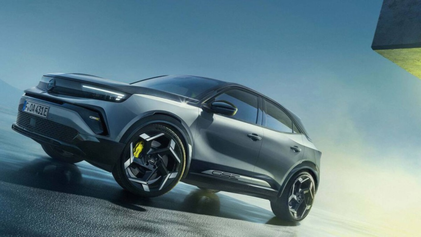 Silberner Opel SUV im Freien auf nasser Fläche mit modernem sportlichem Design.