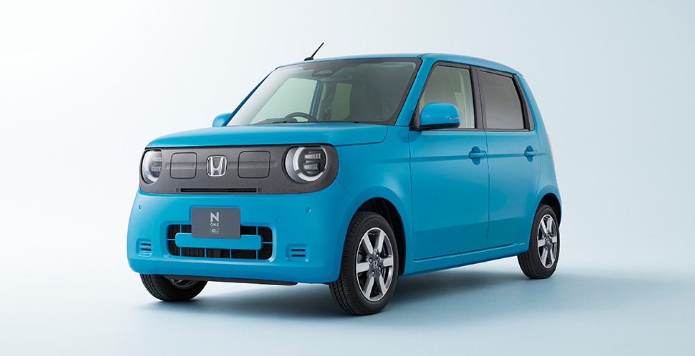 Kompakter blauer Honda Citywagen vor schlichtem hellem Hintergrund.
