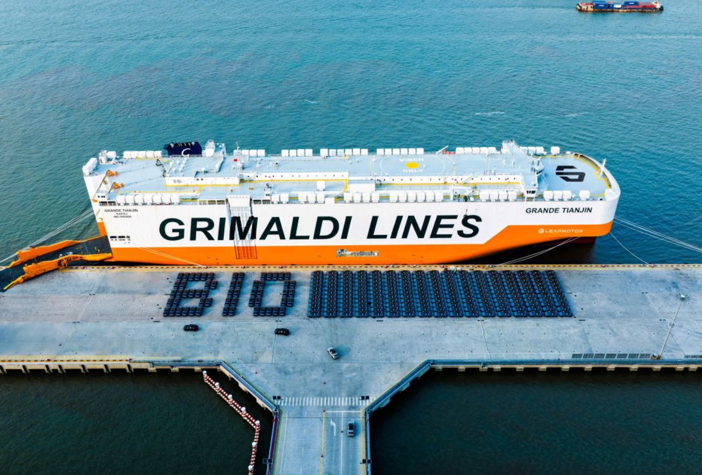Großes Frachtschiff von Grimaldi Lines am Kai mit Autos, die das Wort „BIO“ formen.