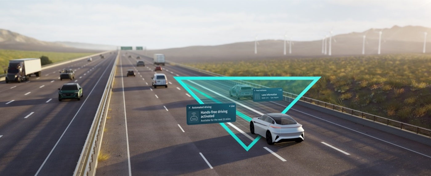 Autonom fahrendes Auto auf der Autobahn mit Anzeige zur freihändigen Steuerung und Spurinformationen.
