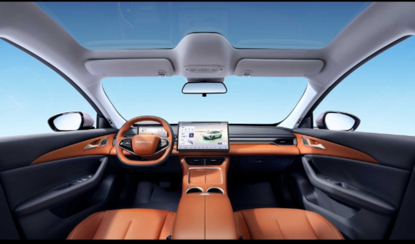 Modernes Autoinnere mit Panoramadach, Touchscreen und orangefarbenen Ledersitzen.