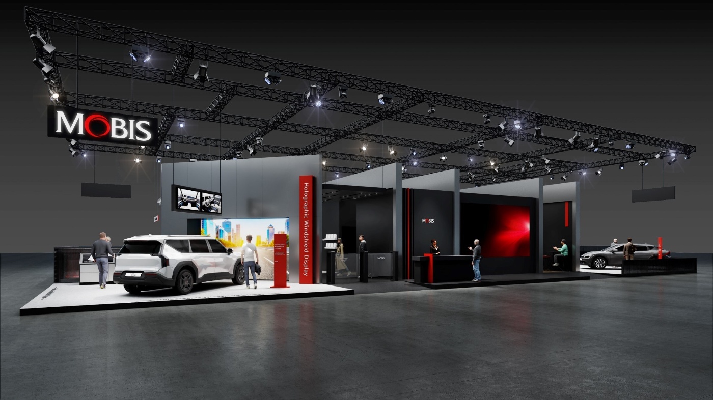 MOBIS-Messestand mit Konzeptfahrzeugen und Technikpräsentationen, umgeben von Besuchern.