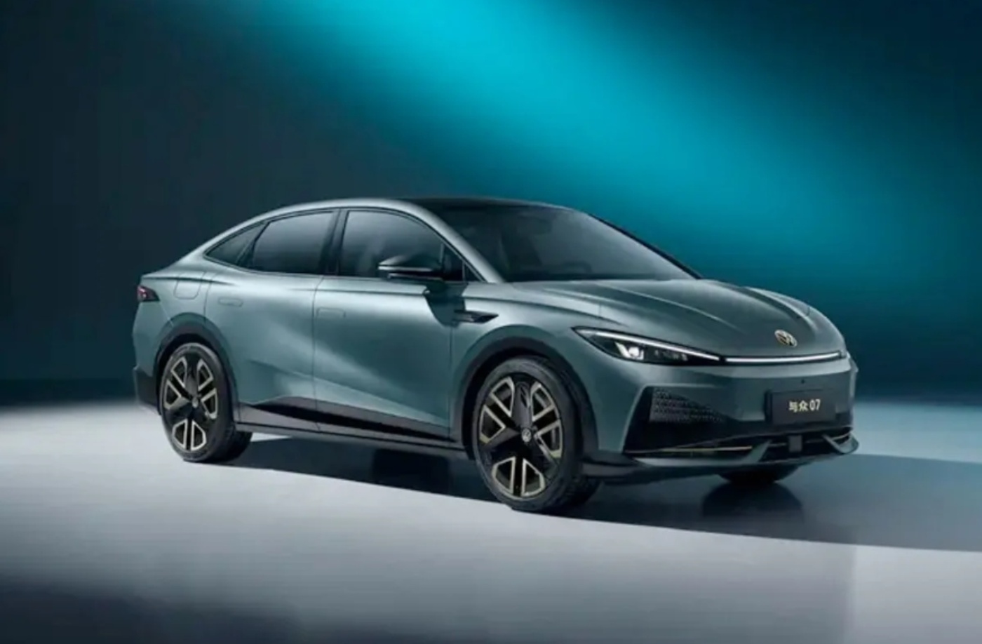 Eine elegante Elektro-Limousine steht in einem Studio mit weichem Licht und blauem Farbverlauf.