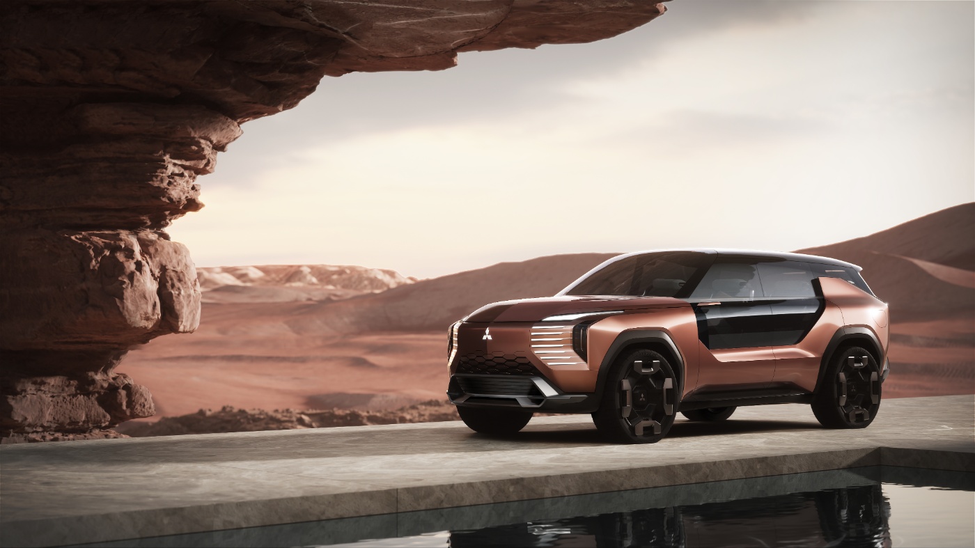 Futuristischer Mitsubishi SUV steht in Wüstenlandschaft neben einem Wasserbecken.