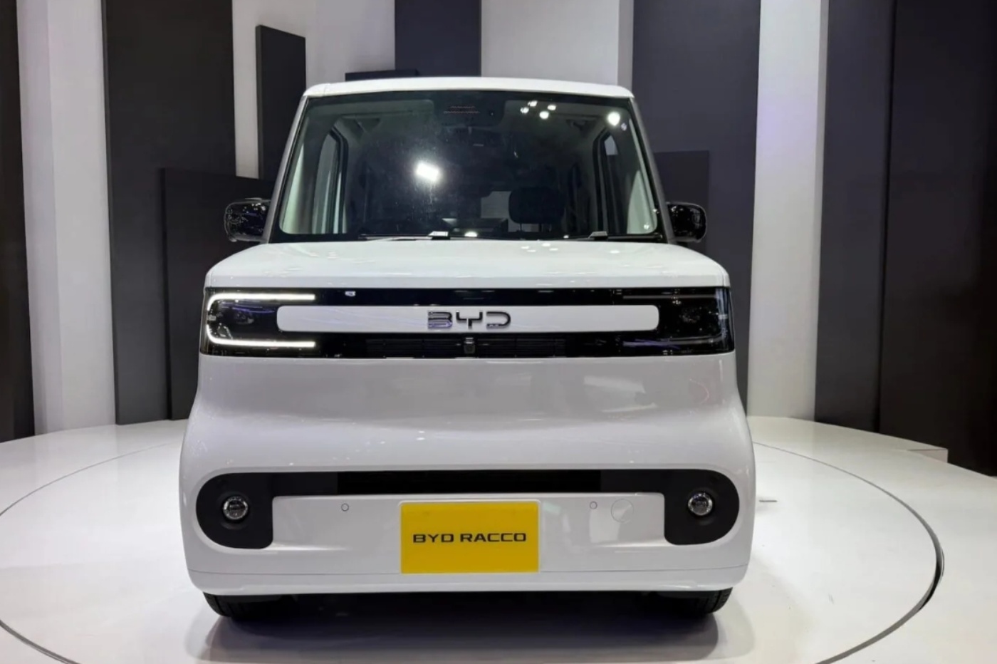 Frontansicht des BYD Racco, ein kompaktes Elektroauto auf einer Automesse.