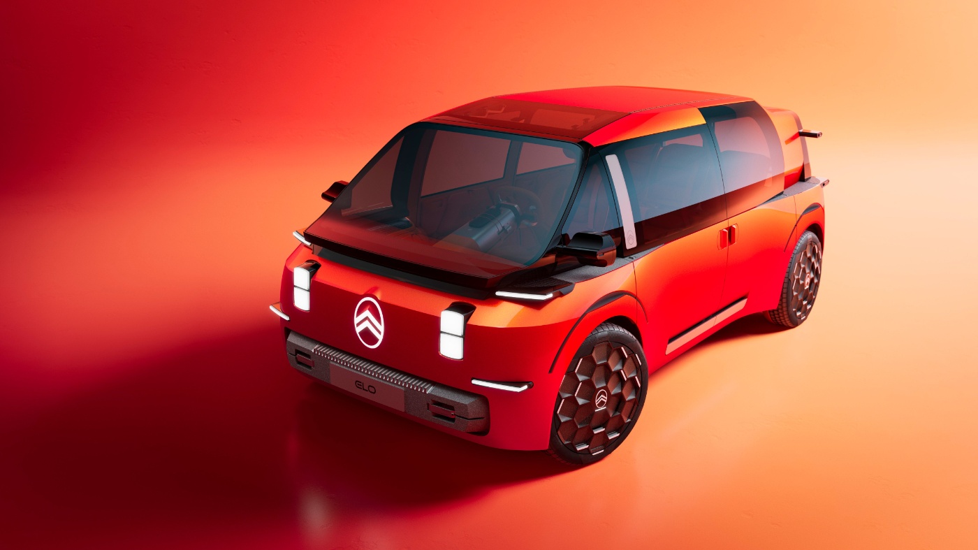 Ein futuristisches rotes Citroën-Konzeptauto steht vor einem orangefarbenen Farbverlauf.