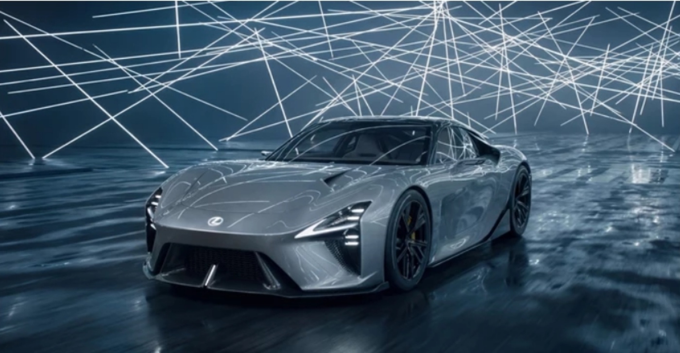 Ein silberner Lexus-Sportwagen steht in einem dunklen Raum mit futuristischen Lichtstrahlen.