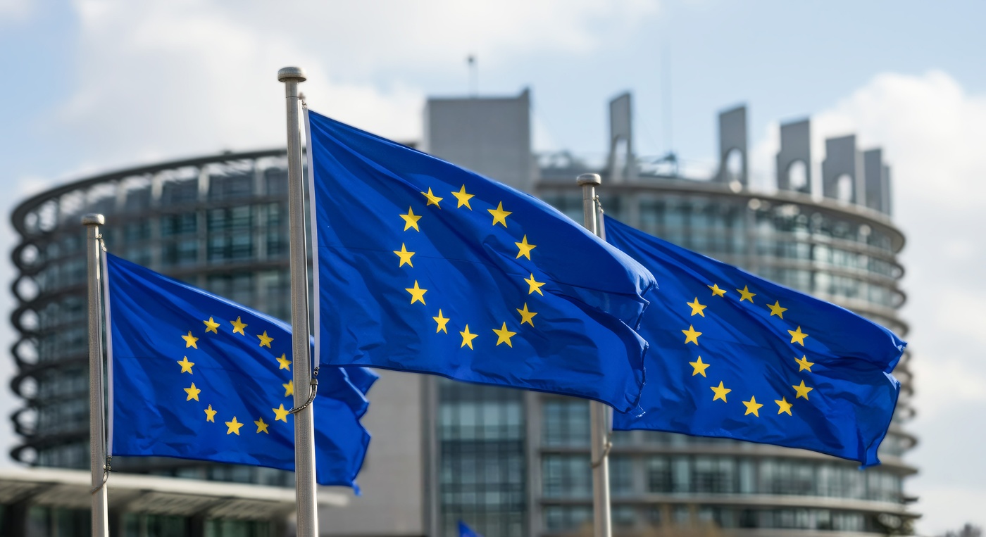 Drei EU-Flaggen wehen vor dem Gebäude des Europäischen Parlaments in Straßburg.