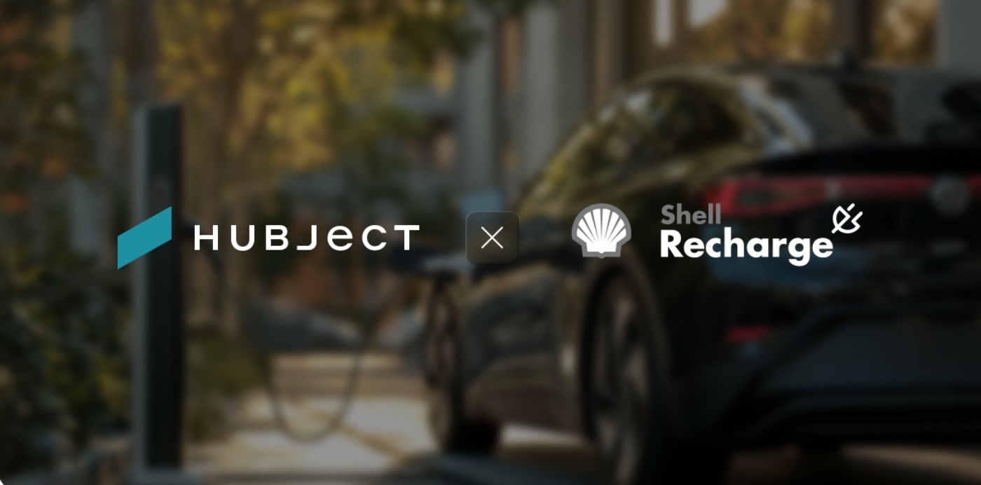 Logos von Hubject und Shell Recharge vor einem unscharfen E-Auto an der Ladesäule.