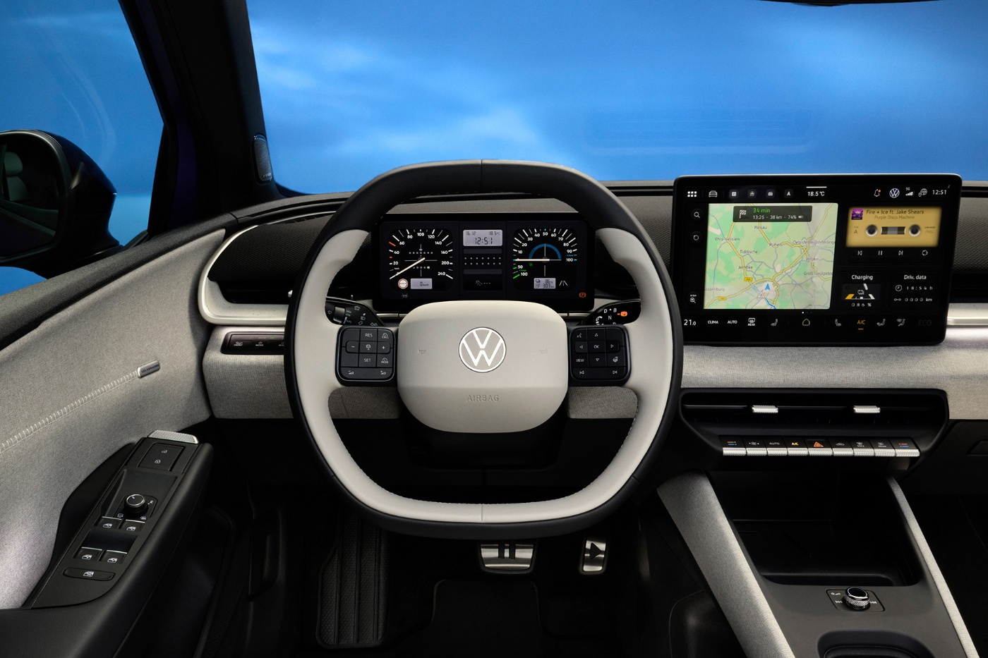 Blick auf das Cockpit eines Volkswagen mit digitalen Anzeigen und Navigationsbildschirm.