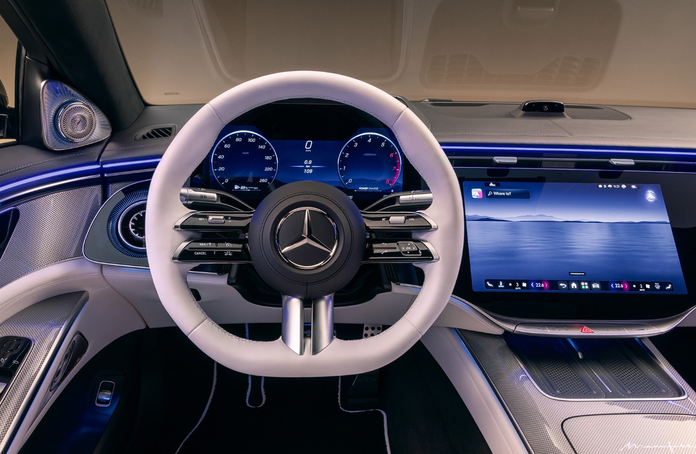 Blick auf das Mercedes-Benz Cockpit mit Digitalanzeigen, Touchscreen und beleuchteten Elementen.