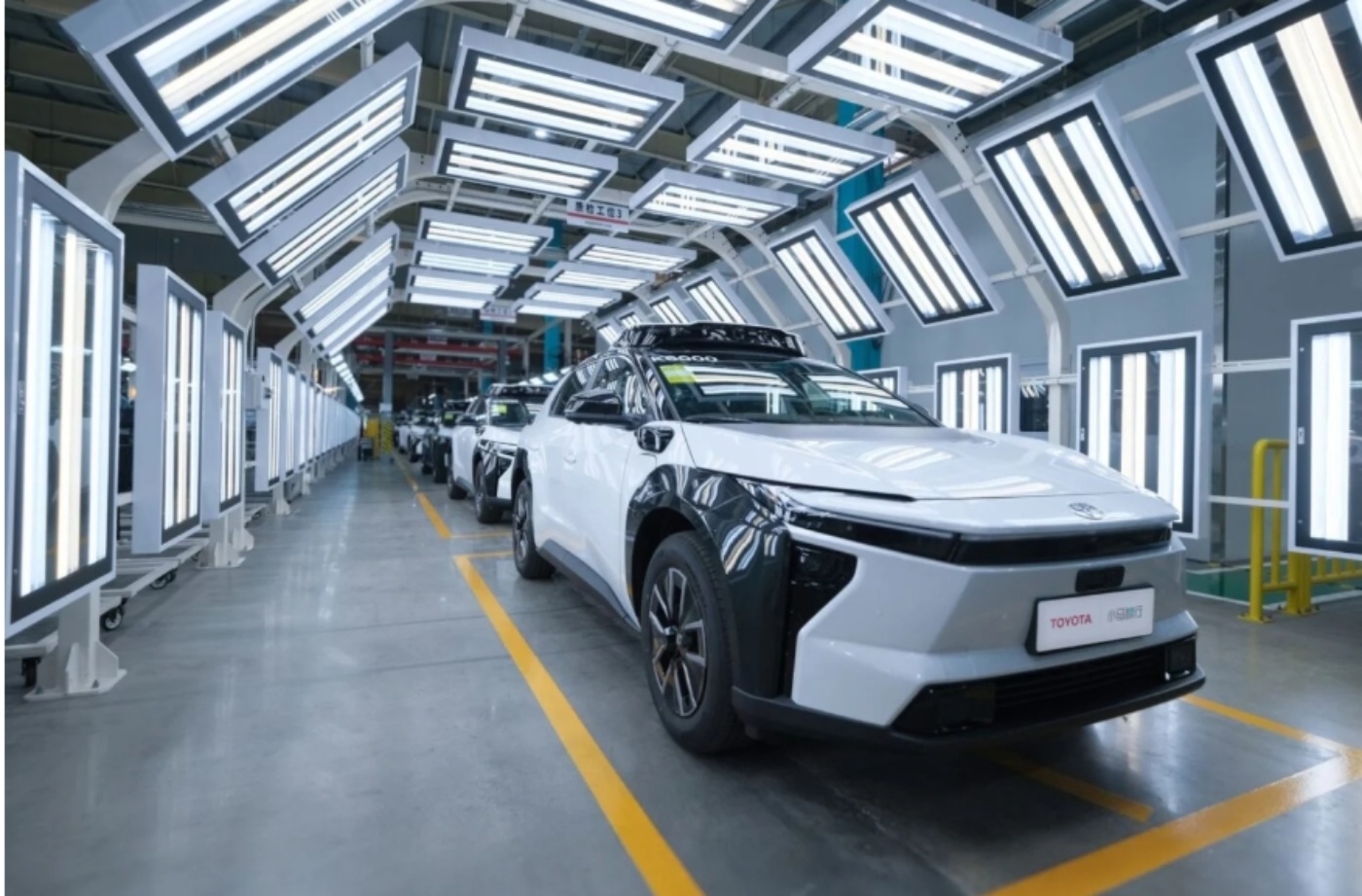 Elektroautos auf Produktionslinie in Fabrikhalle.