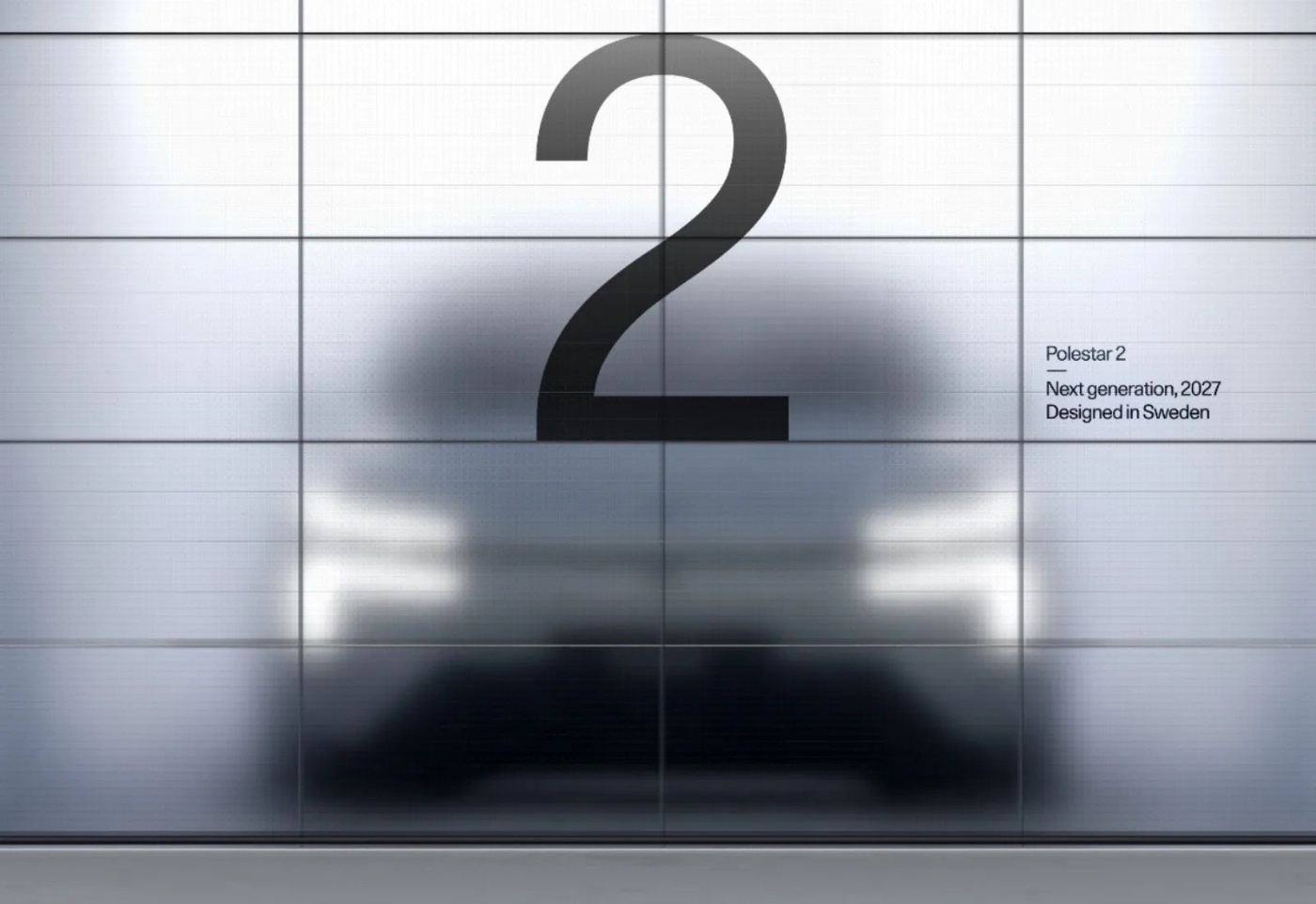 Unscharfe Autosilhouette mit großer Zahl 2 und Text Polestar 2 2027