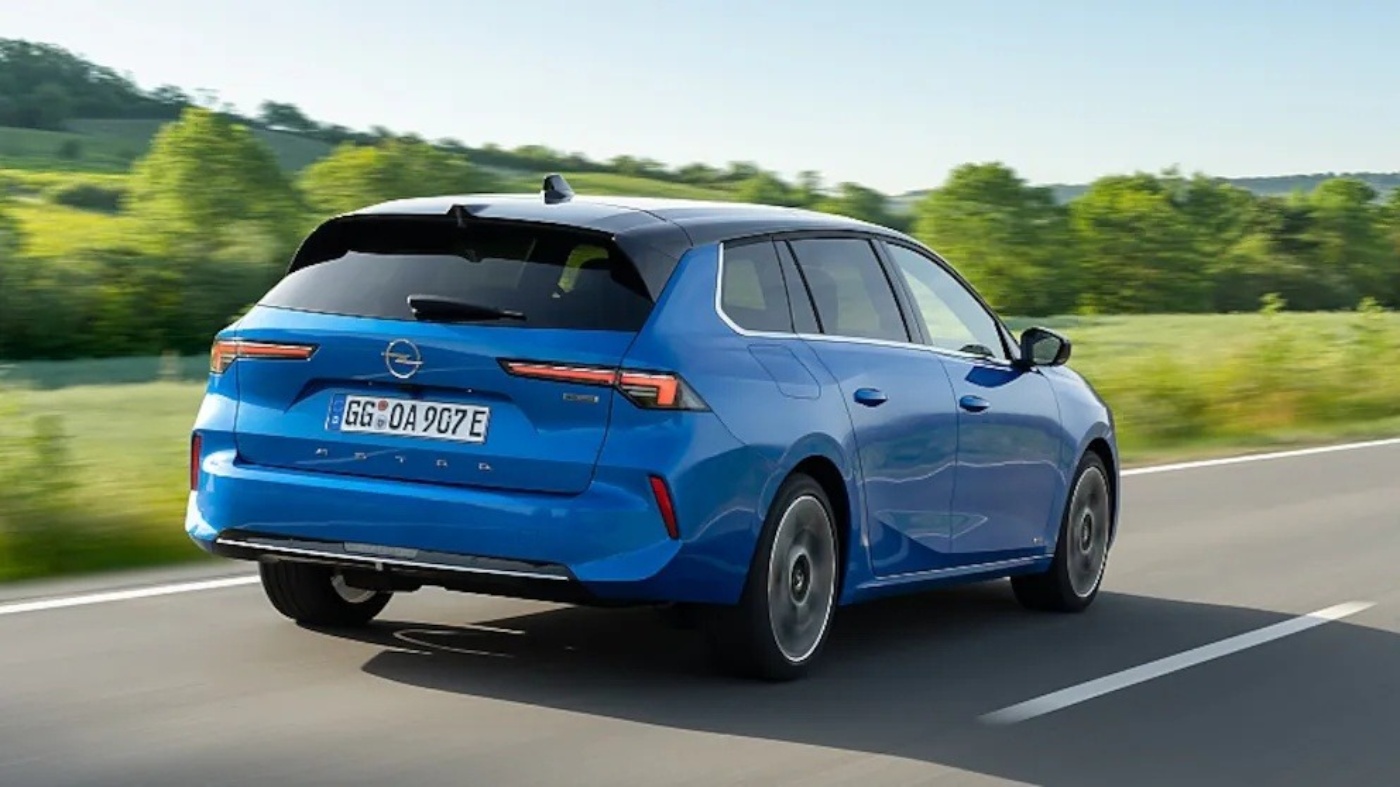 Blauer Opel Astra Kombi fährt auf einer Landstraße