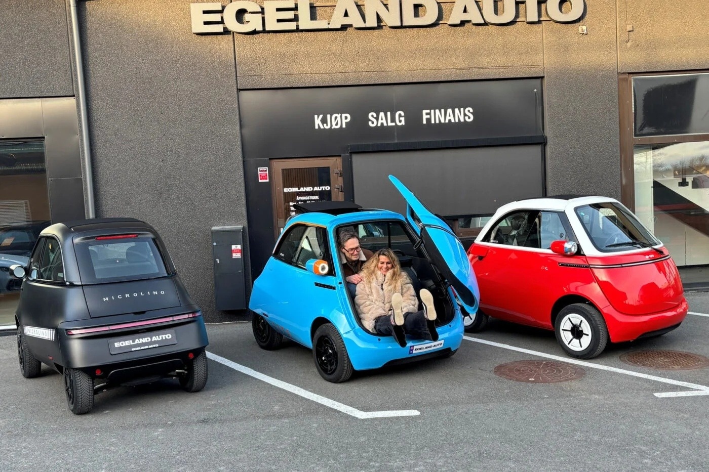 Drei Microlino Kleinstwagen vor dem Autohaus Egeland Auto