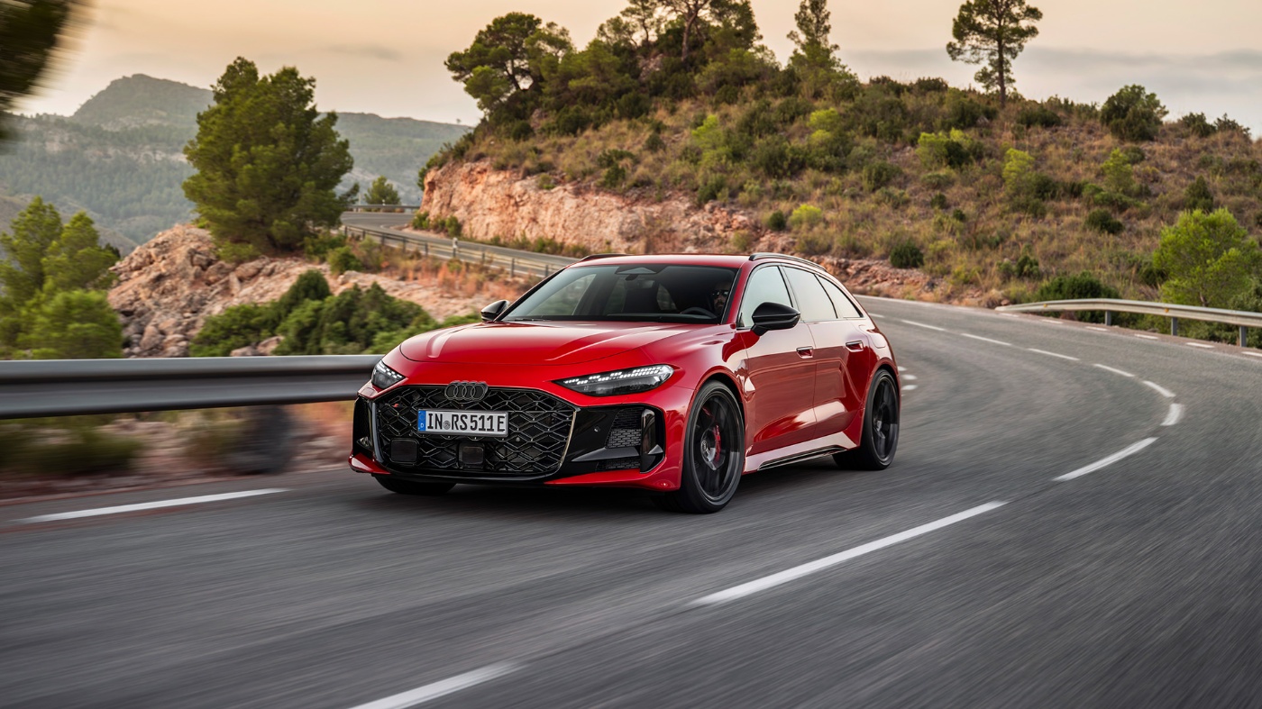Roter Audi fährt auf einer kurvigen Bergstraße.