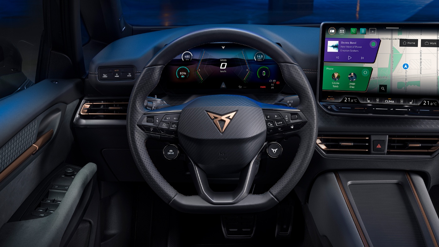 CUPRA Lenkrad mit digitalem Fahrerdisplay und zentralem Infotainment-Bildschirm.