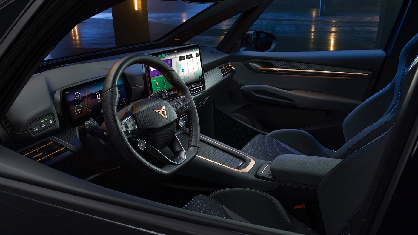 CUPRA Fahrzeuginnenraum mit Lenkrad, digitalem Display und zentralem Touchscreen.