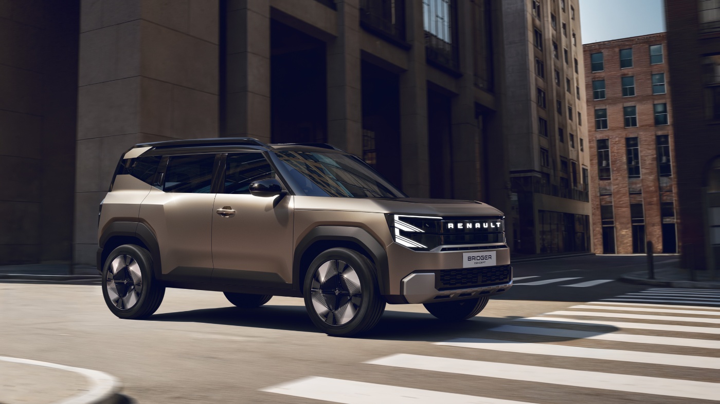Renault Bridger Concept SUV fährt durch eine moderne Stadtstraße.