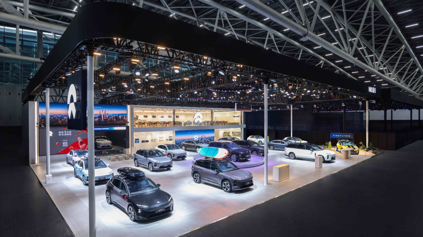NIO exhibition booth displaying multiple electric cars at an auto show.