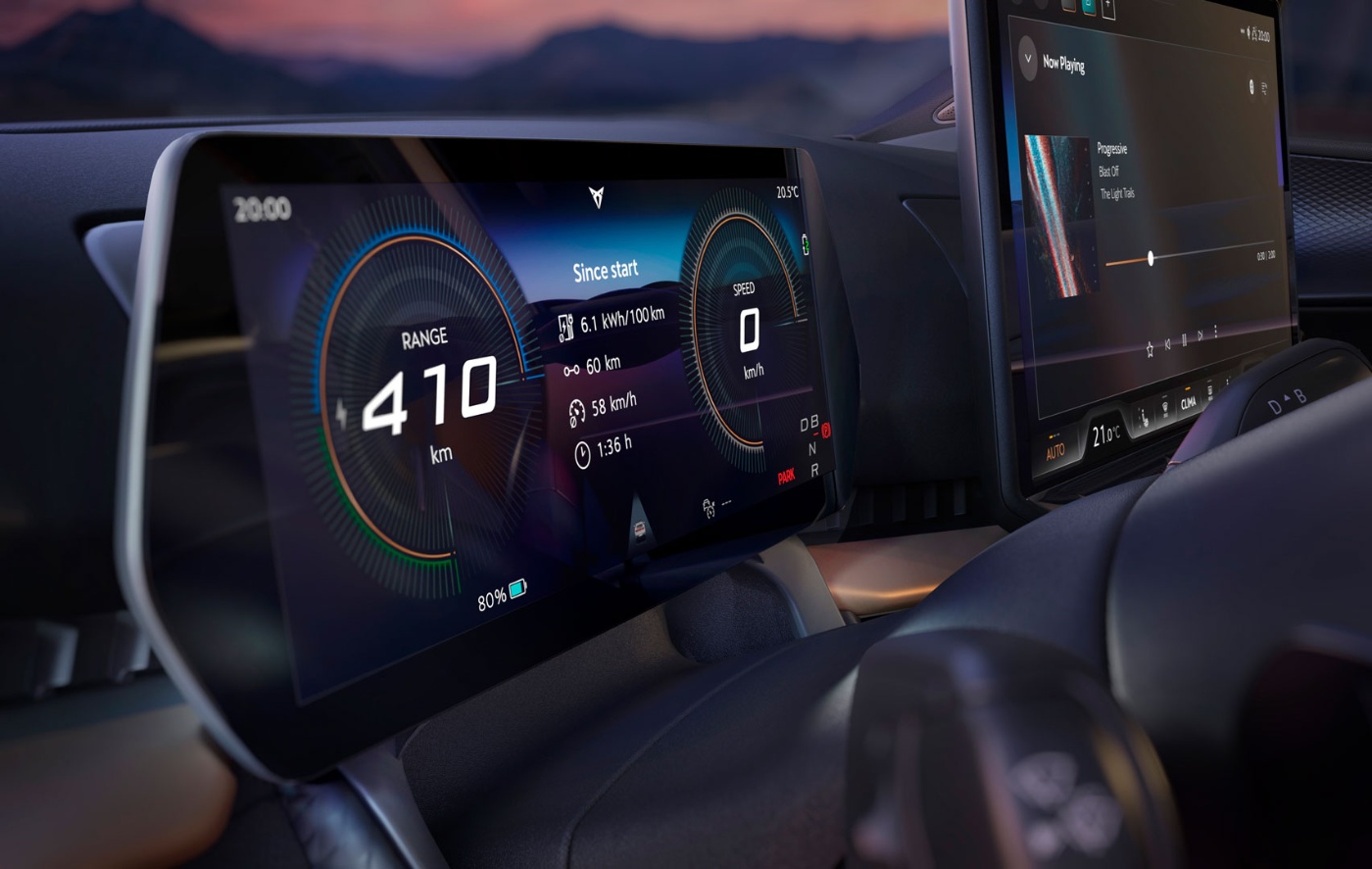 Digitales Fahrzeugdisplay mit Geschwindigkeit und Fahrdaten.